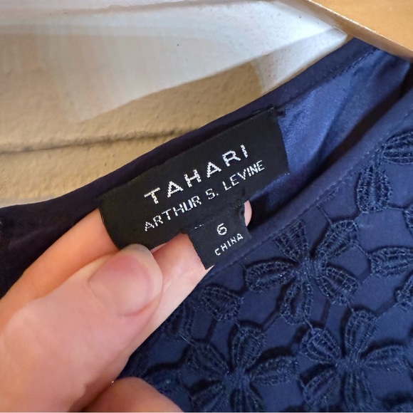 Tahari Navy Blue Jewel Neck Floral Lace Sheath Cocktail Dress, Women’s Size 6 - Picture 5 of 8